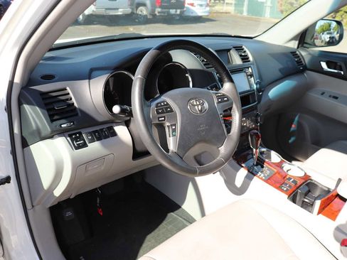 Used 2013 Toyota Highlander Limited AWD/4WD image 10
