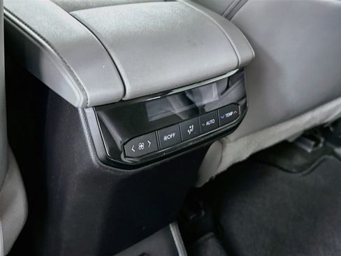 Used 2022 Toyota Highlander XLE FWD image 28