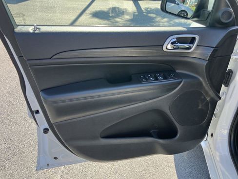 Used 2019 Jeep Grand Cherokee Altitude RWD image 13
