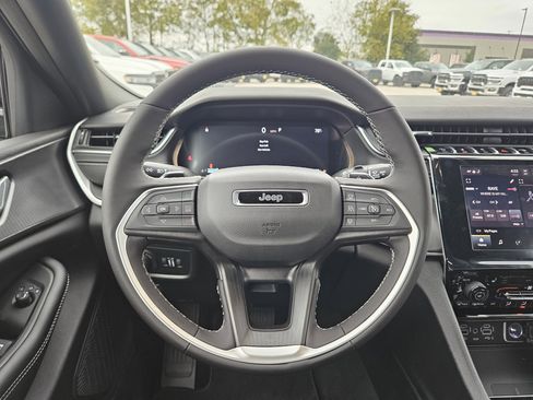 New 2025 Jeep Grand Cherokee Altitude image 18