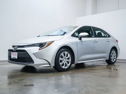 Used 2025 Toyota Corolla LE FWD image 3