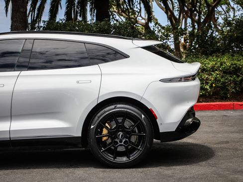 Used 2022 Aston Martin DBX AWD/4WD image 33