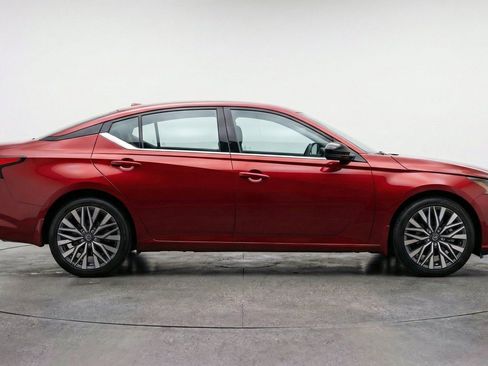 Used 2025 Nissan Altima 2.5 SV FWD image 11