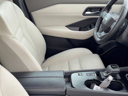 Certified 2025 Nissan Rogue SL image 10