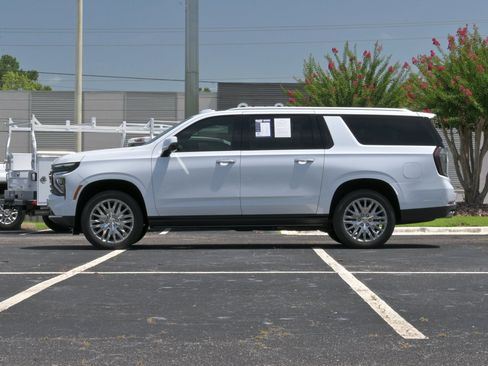 Used 2026 Chevrolet Suburban High Country AWD/4WD image 7