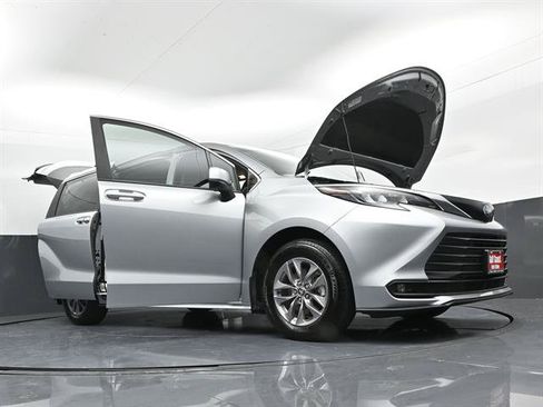 Used 2025 Toyota Sienna XLE FWD image 46