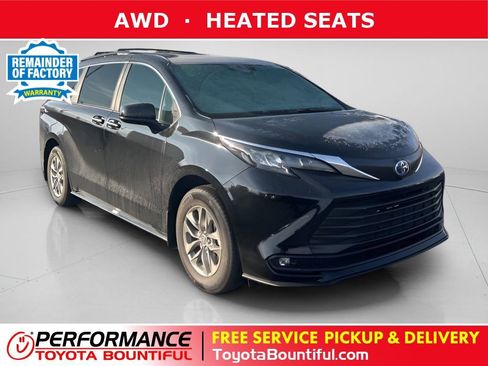 Used 2025 Toyota Sienna XLE image 1