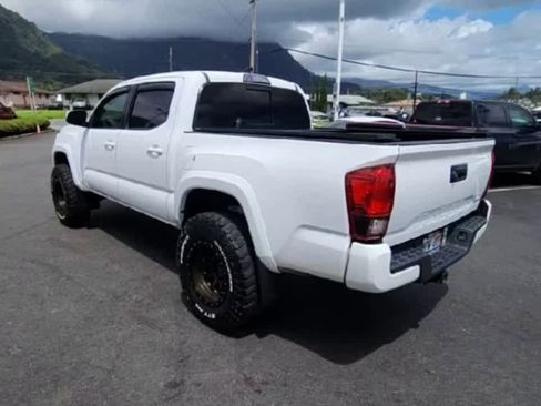 Used 2017 Toyota Tacoma TRD Sport AWD/4WD image 6