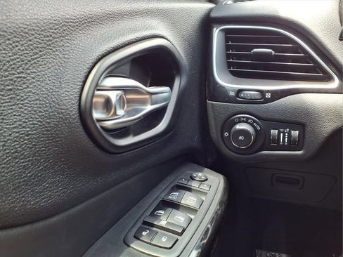Used 2021 Jeep Cherokee Latitude Plus FWD image 17