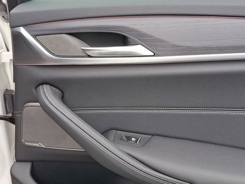 Used 2023 BMW 540i xDrive w/ Premium Package image 14