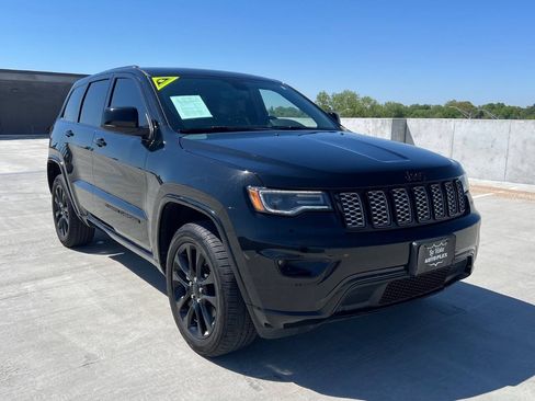 Used 2022 Jeep Grand Cherokee Laredo X AWD/4WD image 4