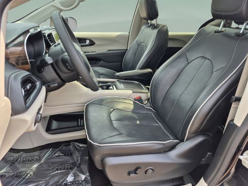 Used 2023 Chrysler Pacifica Limited FWD image 21