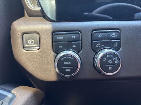 Used 2024 GMC Sierra 1500 SLT w/ SLT Premium Plus Package AWD/4WD image 4