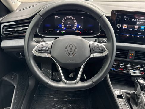 Used 2025 Volkswagen Jetta SE FWD image 11