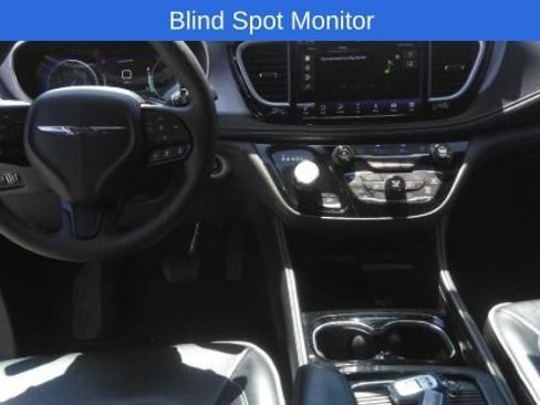 Used 2025 Chrysler Pacifica Limited FWD image 11