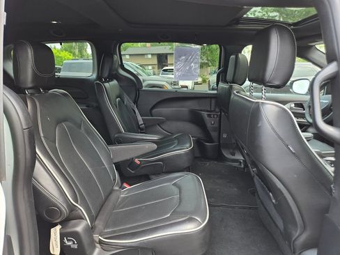 Used 2025 Chrysler Pacifica Limited FWD image 12