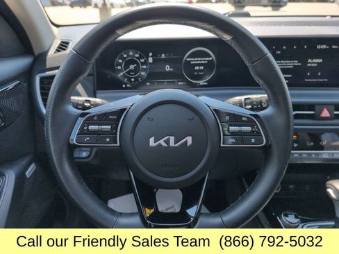Used 2024 Kia Seltos SX w/ SX Sunroof Package AWD/4WD image 16