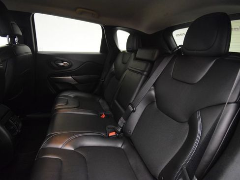 Used 2019 Jeep Cherokee Latitude Plus w/ Cold Weather Group AWD/4WD image 23