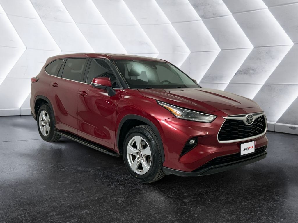 Used 2021 Toyota Highlander LE FWD image 1