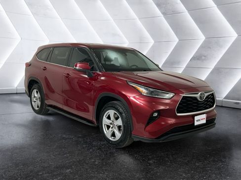 Used 2021 Toyota Highlander LE FWD image 1
