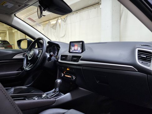Used 2018 MAZDA MAZDA3 Touring FWD image 22