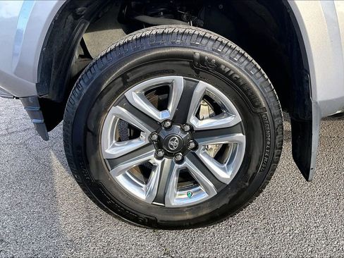 Used 2017 Toyota Tacoma Limited w/ Tow Package AWD/4WD image 12