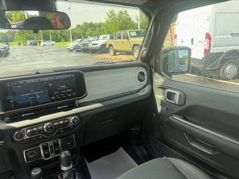 Used 2025 Jeep Wrangler Unlimited Sahara AWD/4WD image 42