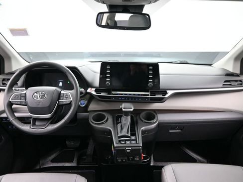 Used 2024 Toyota Sienna XLE image 27