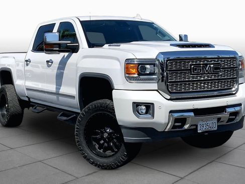 Used 2018 GMC Sierra 2500 Denali w/ Duramax Plus Package AWD/4WD image 2
