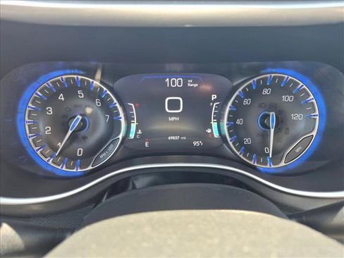 Used 2023 Chrysler Pacifica Touring-L FWD image 15
