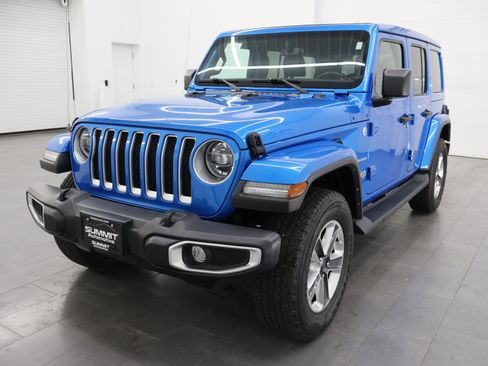 Used 2022 Jeep Wrangler Unlimited Sahara w/ LED Lighting Group AWD/4WD image 6