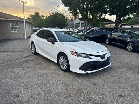 Used 2018 Toyota Camry LE image 3