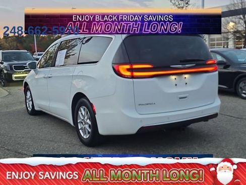 Used 2022 Chrysler Pacifica Touring-L image 3