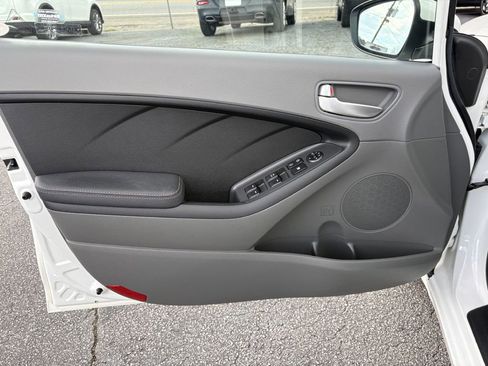 Used 2017 Kia Forte LX image 9