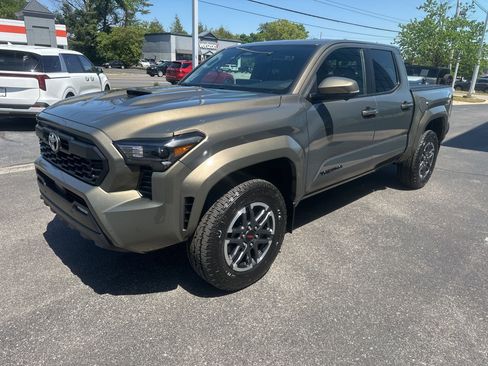 Used 2024 Toyota Tacoma TRD Sport w/ TRD Sport Premium Package AWD/4WD image 9