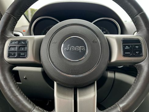 Used 2012 Jeep Grand Cherokee Laredo w/ Laredo E Group image 9