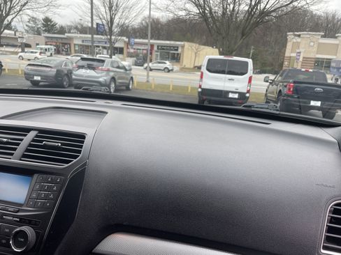 Used 2017 Ford Explorer XLT image 15