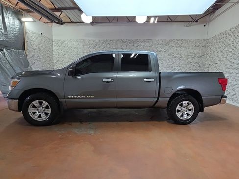 Used 2018 Nissan Titan SV image 4
