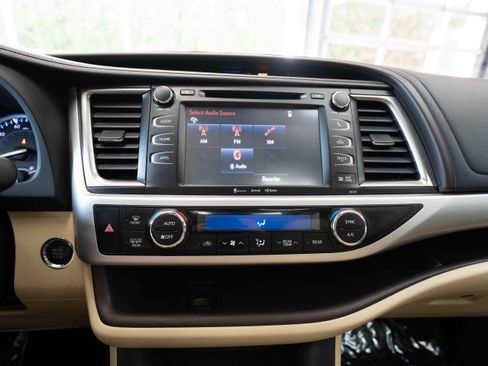 Used 2018 Toyota Highlander XLE AWD/4WD image 17