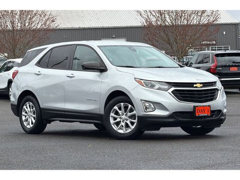 Used 2020 Chevrolet Equinox LS w/ LS Convenience Package image 2