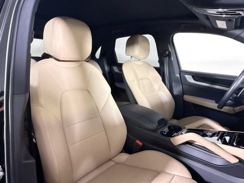 Certified 2025 Porsche Cayenne AWD/4WD image 18
