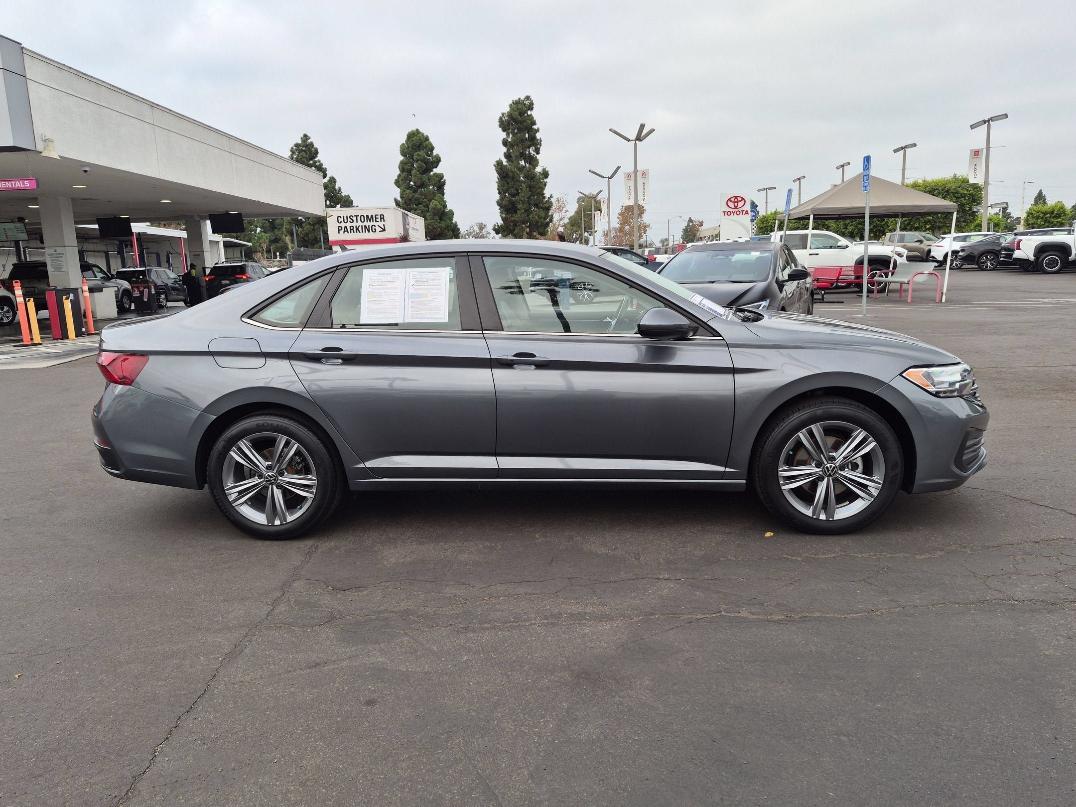 Used 2024 Volkswagen Jetta SE FWD image 5