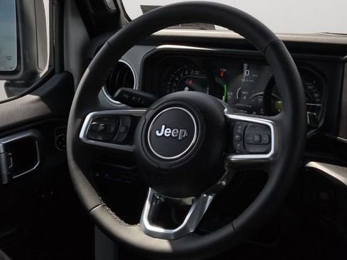 Used 2025 Jeep Wrangler Unlimited Sahara w/ Safety Group image 18