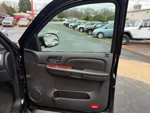 Used 2009 Cadillac Escalade w/ Ultra Luxury Collection image 9