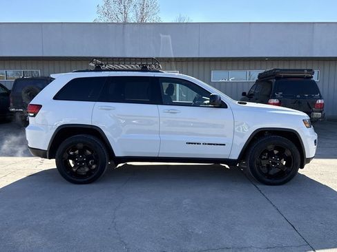 Used 2019 Jeep Grand Cherokee Laredo image 2