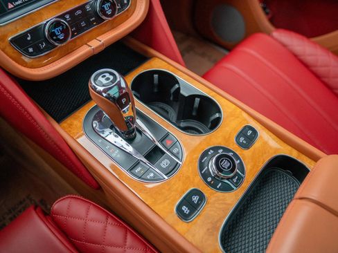 Used 2017 Bentley Bentayga image 42