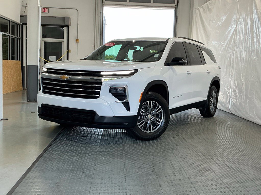 Used 2024 Chevrolet Traverse LT FWD image 2