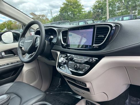 Used 2024 Chrysler Pacifica Touring-L image 23