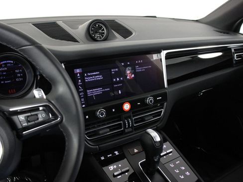 Certified 2025 Porsche Macan image 13