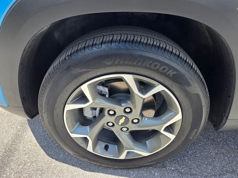 Used 2025 Chevrolet Trax LT FWD image 19